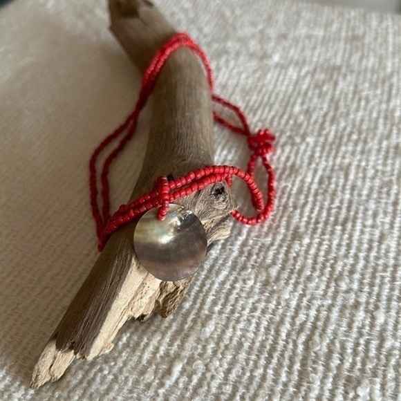 Red seed bead necklace with button closure and shell pendant - Picture 1 of 2